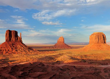 Doğu Mitten Butte, Merrick Butte ve West Mitten Butte anıt vadisinde Arizona 'da güneşli bir yaz günü açık mavi bir gökyüzü ve birkaç bulutla