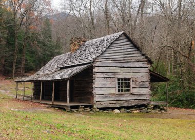 Cherokee Meyve Bahçesi 'nde terk edilmiş eski ahşap ev Büyük Dumanlı Dağlar Ulusal Parkı Tennessee Bulutlu bir Sonbahar Günü