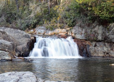 Uzun zamandır Linville ikizlerinin akan suları Blue Ridge Parkway Kuzey Carolina 'da bulutlu bir sonbahar gününde