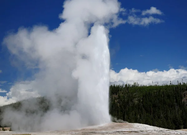 Régi Hűséges Gejzír Kitörése Felső Gejzír Medence Yellowstone Nemzeti Parkban — Stock Fotó