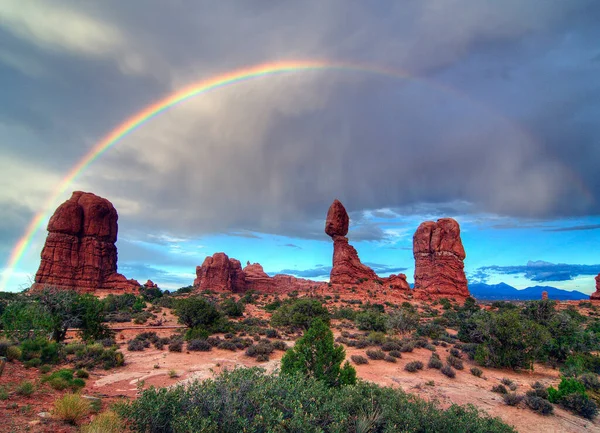 Arco Íris Bonito Sobre Vermelho Colorido Balanced Rock Arches National — Fotografia de Stock