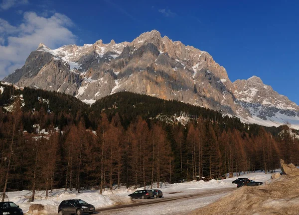 澄んだ青い空で美しい晴れた冬の日にオーストリアのツッピッツェ山を望むスキー場エルワルダーアーム — ストック写真