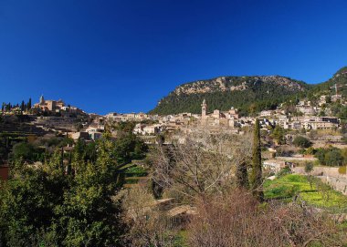 Güneşli bir kış gününde Balear Adası 'ndaki Tramuntana' nın dağlık arazisi içindeki Valldemossa 'nın güneşli bir köyüne bakın.