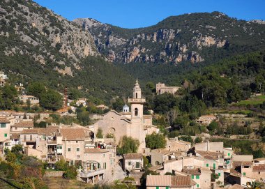 Balearic Adası 'ndaki Valldemossa' nın güneşli bir kış gününde açık mavi gökyüzü olan görkemli köyüne bakın.