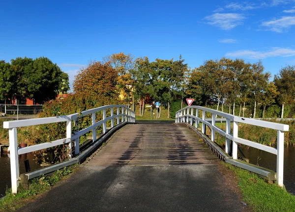 Starożytne Białe Drewniane Canal Bridge Greetsiel East Frisia Słoneczny Jesienny — Zdjęcie stockowe