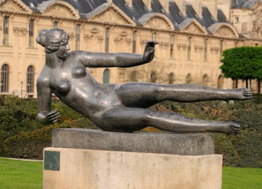 Güzel bir bahar günü Paris 'te, Jardin' de, Tuileries 'de uzanan bronz renkli, çıplak bir kadının heykeli.