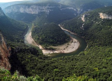 Fransa 'da güzel bir sonbahar gününde Ardeche Nehri' nin kıvrıldığı Vadi De L 'Ardeche Kanyonu' na hava görüntüsü
