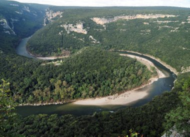 Fransa 'da güzel bir sonbahar gününde Ardeche Nehri' nin kıvrıldığı Vadi De L 'Ardeche Kanyonu' na hava görüntüsü