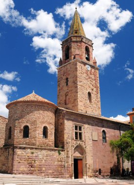 Frejus France 'daki Saint-Leonce Katedrali' nin Saat Kulesi 'ne Güzel bir bahar günü Açık mavi gökyüzünde birkaç bulutla