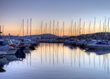 Sainte Maxime Fransa 'nın Yat Limanı' nda açık mavi gökyüzü ile güzel bir sonbahar gününde güzel, renkli bir gün batımı