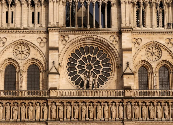 美しい装飾と美しい春の日にパリのノートルダム大聖堂の西のファサードのロゼット — ストック写真