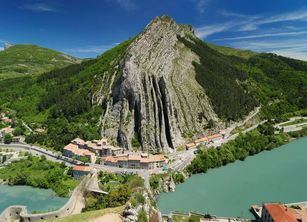 Vista Fortaleza Sisteron Para Gigante Rock Rocher Baume Verde Brilhante — Fotografia de Stock