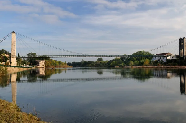 Floden Ardeche Reflekterar Den Antika Hängbron Saint Martin Ardeche Frankrike — Stockfoto
