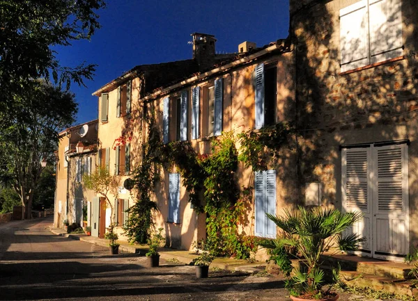 Alberi Che Danno Ombra Alle Facciate Della Casa Mediterranea Della — Foto Stock