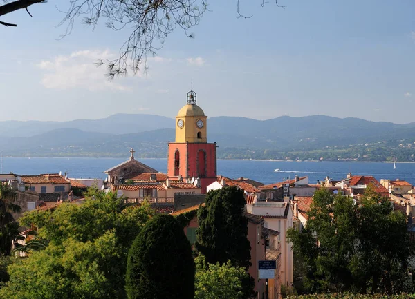 Torre Relógio Cidade Velha Saint Tropez Com Baía Fundo Preovence — Fotografia de Stock