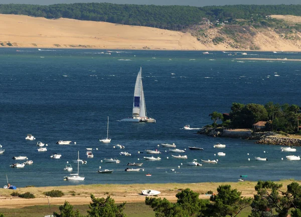 Båtar Stranden Cap Ferret Med Pyla Sanddyner Bakgrunden Nära Gironde — Stockfoto