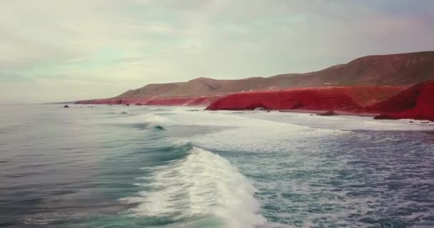 Fas Gün Batımında Atlantik Kıyısında Kemerli Taş Ile Legzira Plaj — Stok video