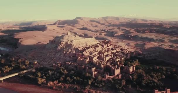 摩洛哥阿特拉斯山脉Kasbah Ait Ben Haddou的空中景观 — 图库视频影像