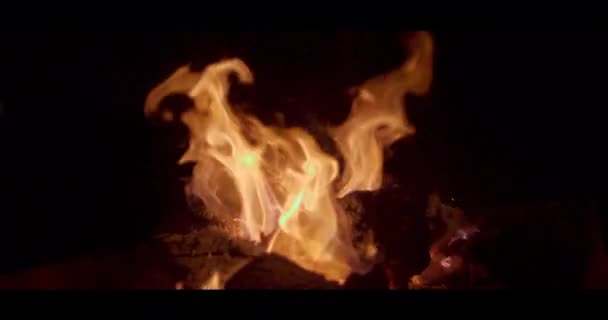 Κοντινό Πλάνο Της Φωτιάς Νύχτα — Αρχείο Βίντεο