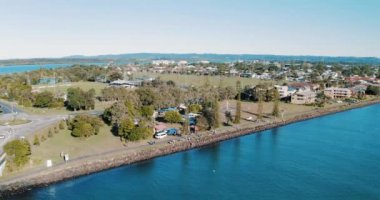 Gündüz vakti şehrin dışındaki yola bakan bir hava aracı.