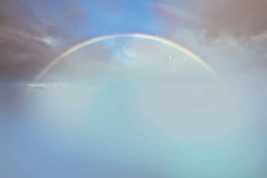 Hava manzaralı dramatik gün batımı ve gün doğumlu gökyüzü arkaplanı beyaz bulutlu