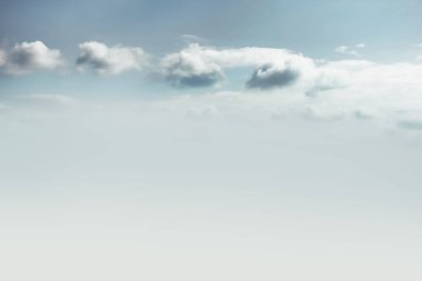 Hava manzaralı dramatik gün batımı ve gün doğumlu gökyüzü arkaplanı beyaz bulutlu