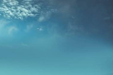 Hava manzaralı dramatik gün batımı ve gün doğumlu gökyüzü arkaplanı beyaz bulutlu