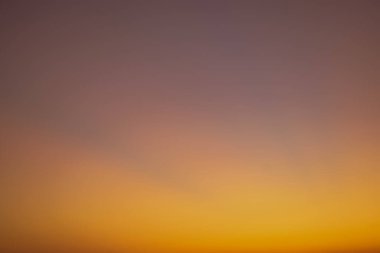 Mavi, beyaz ve turuncu bulutlu Panorama akşam gökyüzü