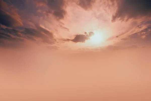 空の景色劇的な夕日と白い雲と日の出の空の自然背景 — ストック写真