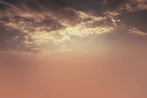 空の景色劇的な夕日と白い雲と日の出の空の自然背景 — ストック写真