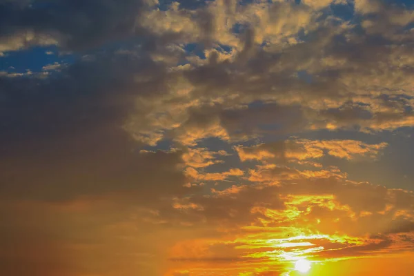 Céu Noturno Panorama Com Nuvens Azuis Brancas Laranja — Fotografia de Stock