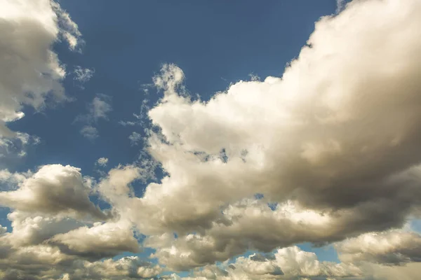 Όμορφα Μπλε Σύννεφα Ουρανού Για Φόντο Πανόραμα Του Ουρανού — Φωτογραφία Αρχείου