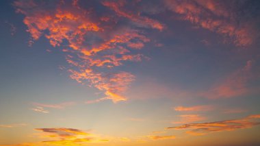 Mavi, beyaz ve turuncu bulutlu Panorama akşam gökyüzü