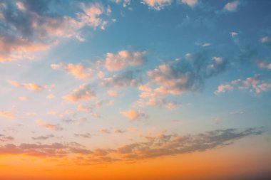 Mavi, beyaz ve turuncu bulutlu Panorama akşam gökyüzü