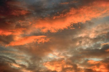 Mavi, beyaz ve turuncu bulutlu Panorama akşam gökyüzü