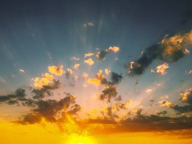 Mavi, beyaz ve turuncu bulutlu Panorama akşam gökyüzü