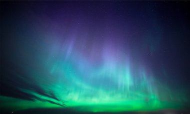 Aurora borealis, gece gökyüzünde yıldızlı kuzey ışıkları, Aurora borealis, gece gökyüzünde yıldızlı kuzey ışıkları.