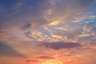 Mavi, beyaz ve turuncu bulutlu Panorama akşam gökyüzü