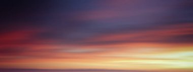 Mavi, beyaz ve turuncu bulutlu Panorama akşam gökyüzü