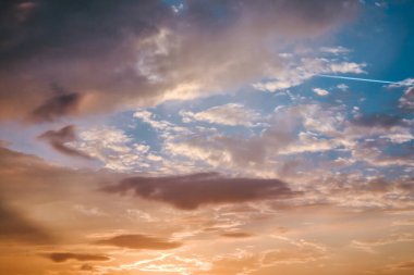 Mavi, beyaz ve turuncu bulutlu Panorama akşam gökyüzü
