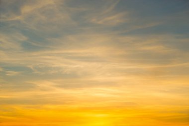 Mavi, beyaz ve turuncu bulutlu Panorama akşam gökyüzü