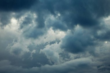 Arka plan için güzel mavi gökyüzü bulutları. Gökyüzünün manzarası.