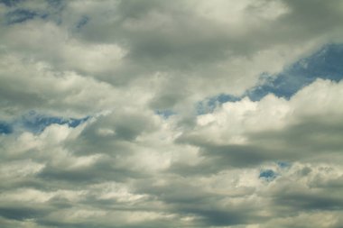 Mavi, beyaz ve turuncu bulutlu Panorama akşam gökyüzü