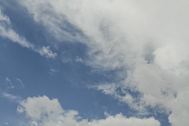 Arka plan için güzel mavi gökyüzü bulutları. Gökyüzünün manzarası.