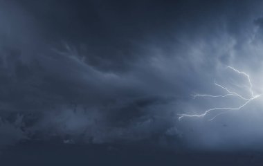 Gece gökyüzünde şimşek fırtınası çakıyor. Konu hava durumu, afetler (kasırga, tayfun, kasırga, fırtına))