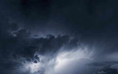 Gece gökyüzünde şimşek fırtınası çakıyor. Konu hava durumu, afetler (kasırga, tayfun, kasırga, fırtına))