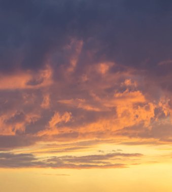 Mavi, beyaz ve turuncu bulutlu Panorama akşam gökyüzü