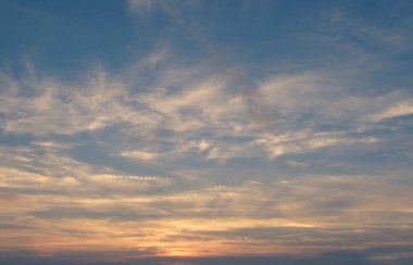Mavi, beyaz ve turuncu bulutlu Panorama akşam gökyüzü
