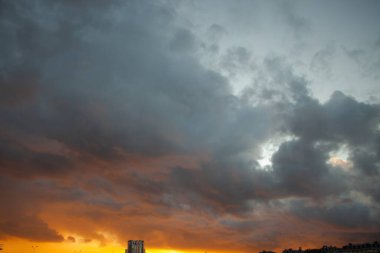 Mavi, beyaz ve turuncu bulutlu Panorama akşam gökyüzü