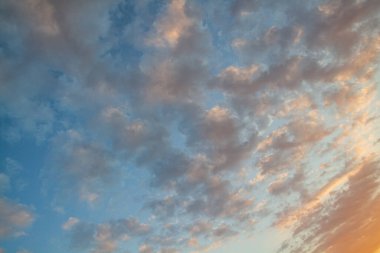 Mavi, beyaz ve turuncu bulutlu Panorama akşam gökyüzü